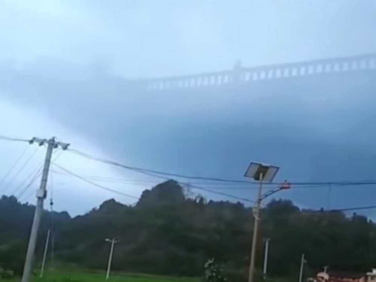 В небе появился мираж в виде призрачного моста