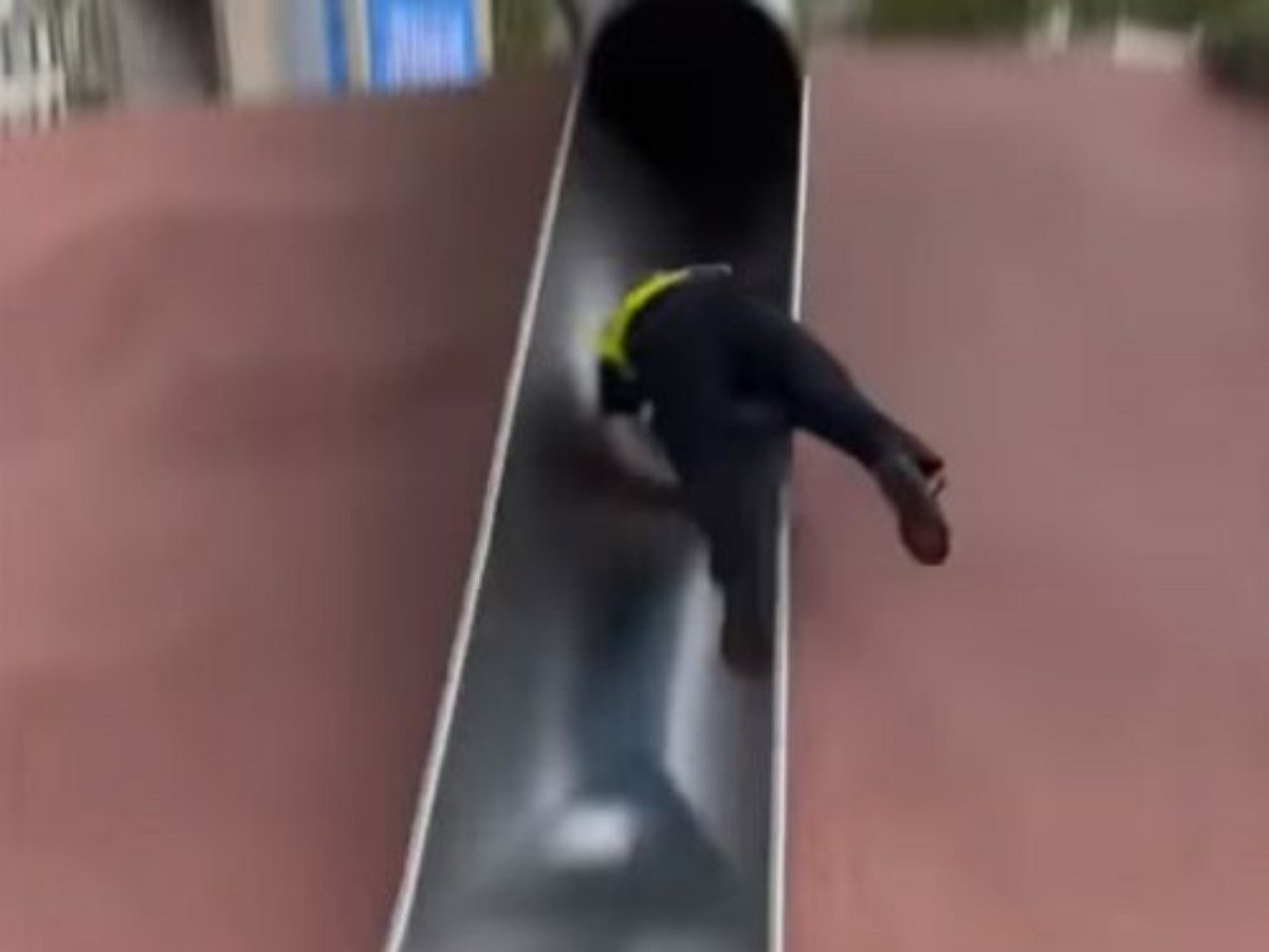 Полицейский так неловко съехал с детской горки, что угодил в больницу