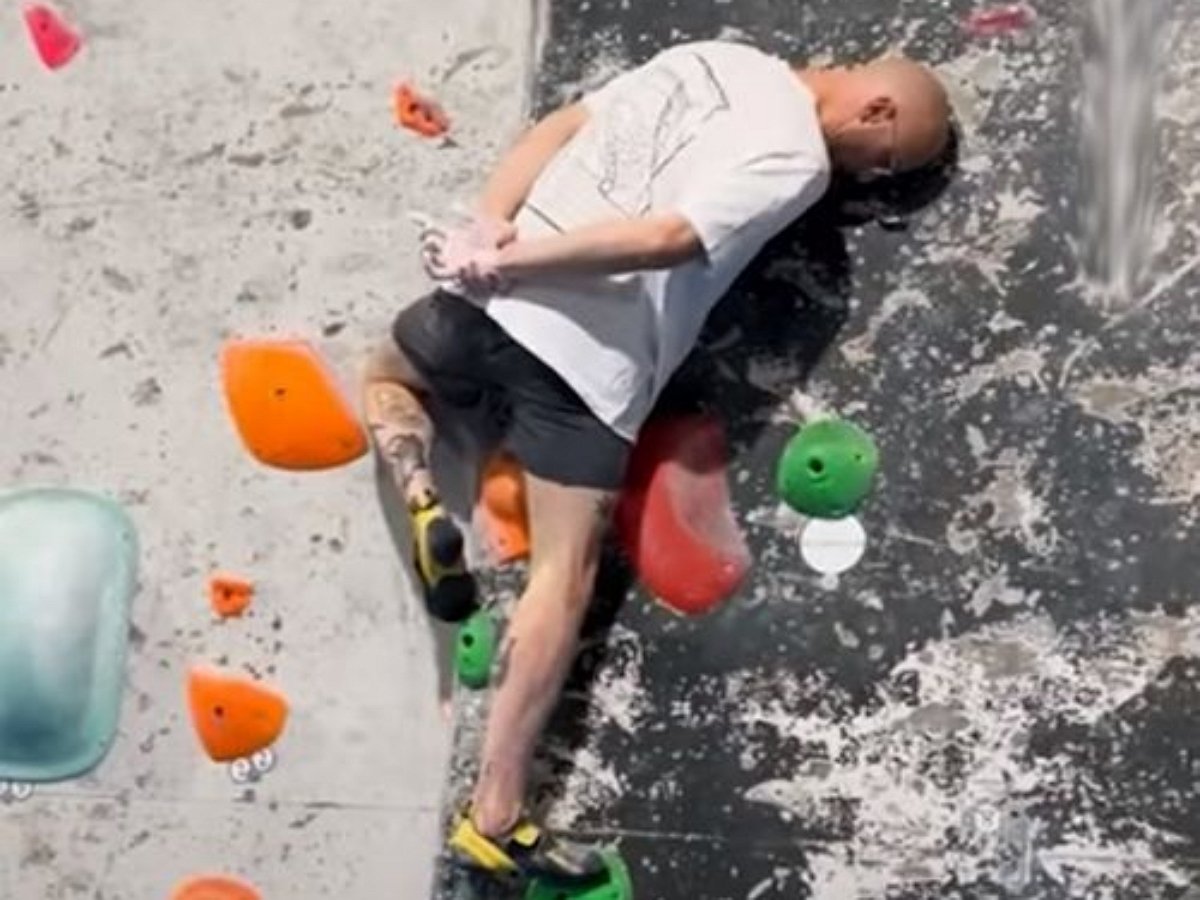Скалолаз может забраться на стену без помощи рук
