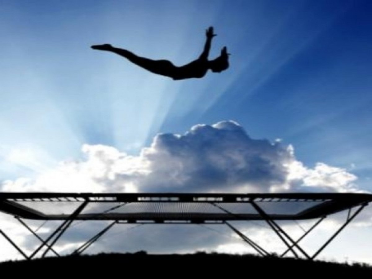 Опасные игры на батуте впечатляют любителей экстрима