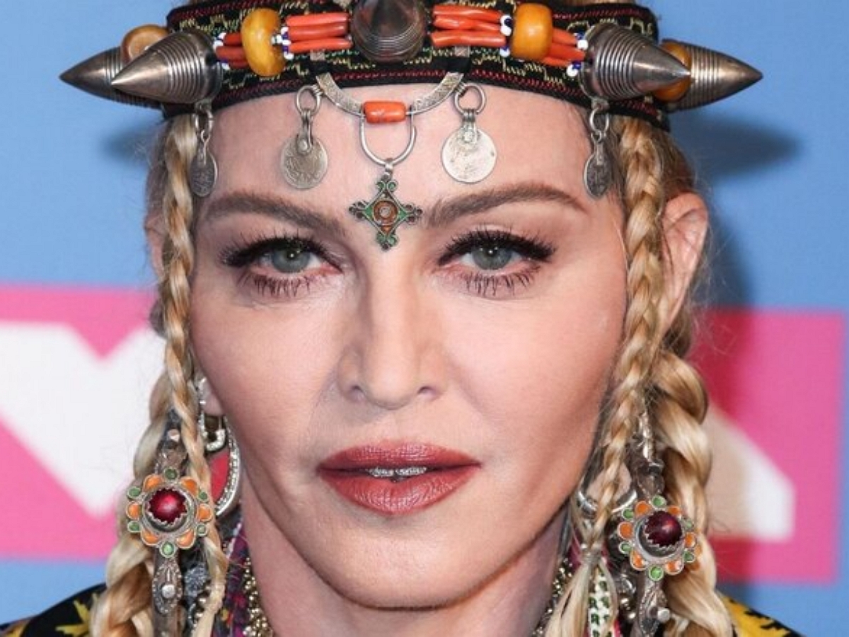 Накануне 65-летнего юбилея Мадонна показала пикантное фото из уборной