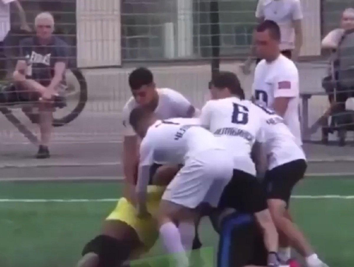 Футболиста, избившего на Урале темнокожего судью из Камеруна, пожизненно дисквалифицировали