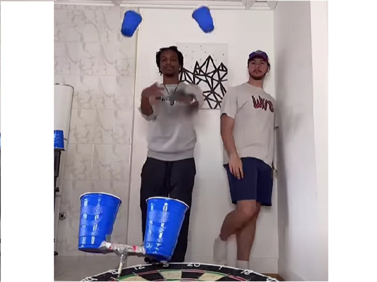 Удивительная ловкость рук и точность кругозора: забавные трюки от двух приятелей на видео