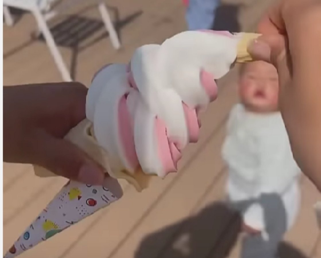 Как угостить мороженным маленького человека