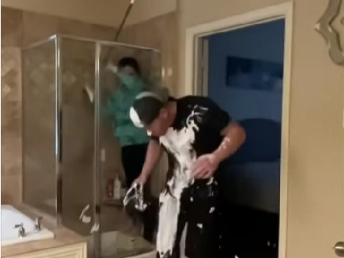 Эта семейка все время устраивает друг другу сюрпризы