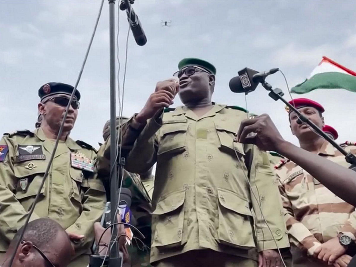 Мятежники в Нигере угрожают убийством президента Базума в случае интервенции