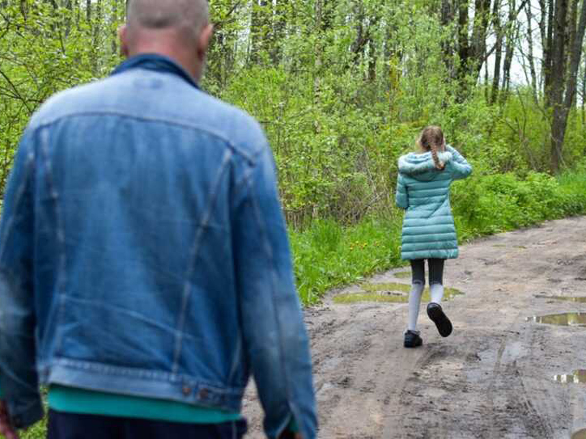 Российского учителя обвинили в изнасиловании третьеклассницы на кладбище