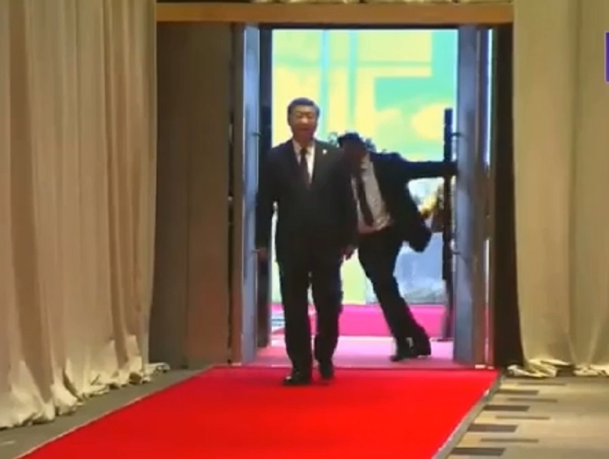 Охрана БРИКС скрутила помощника главы КНР Си Цзиньпина прямо за его спиной