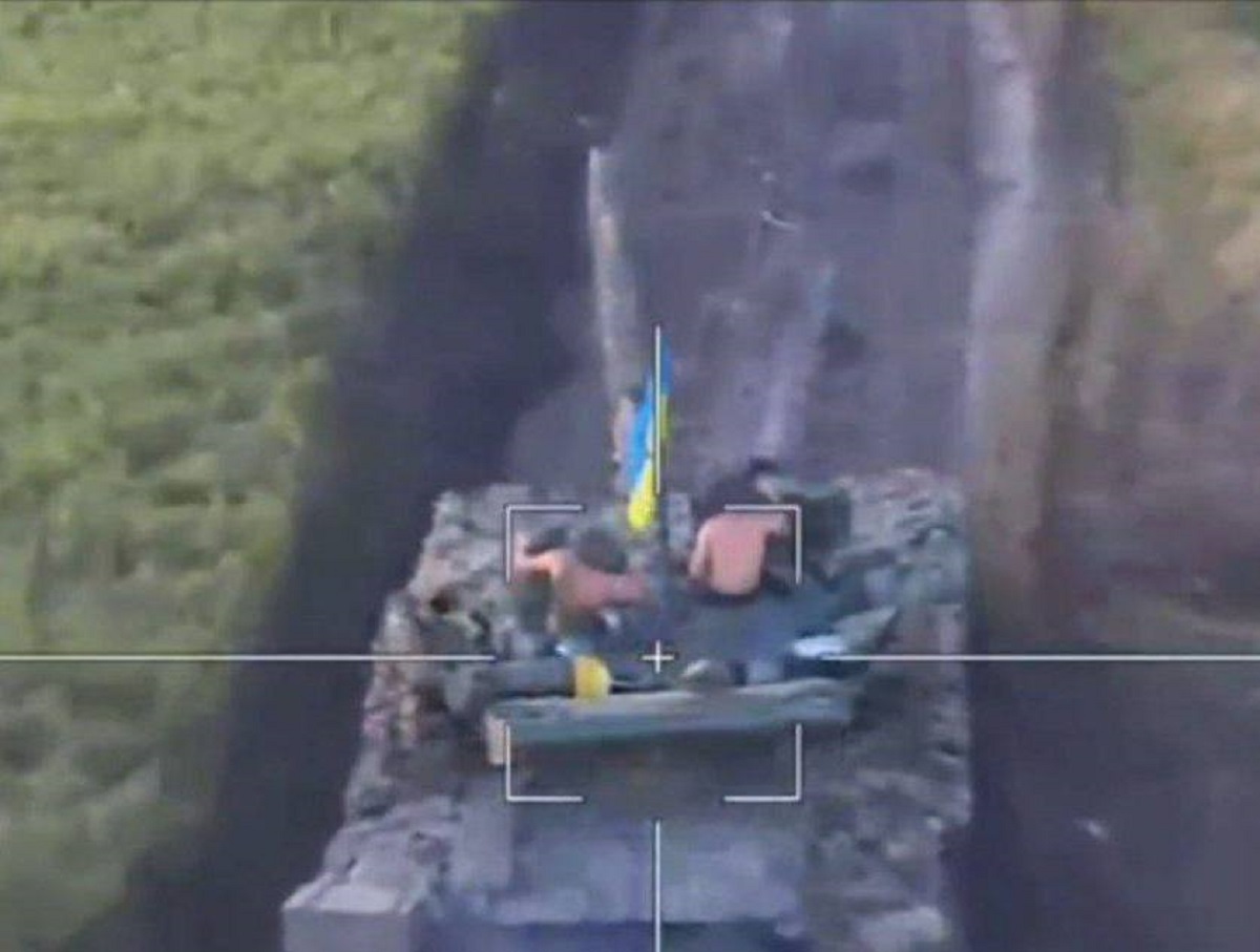 Полуголые украинские военные на Т-64БВ попали под удар «Ланцета»: опубликовано видео