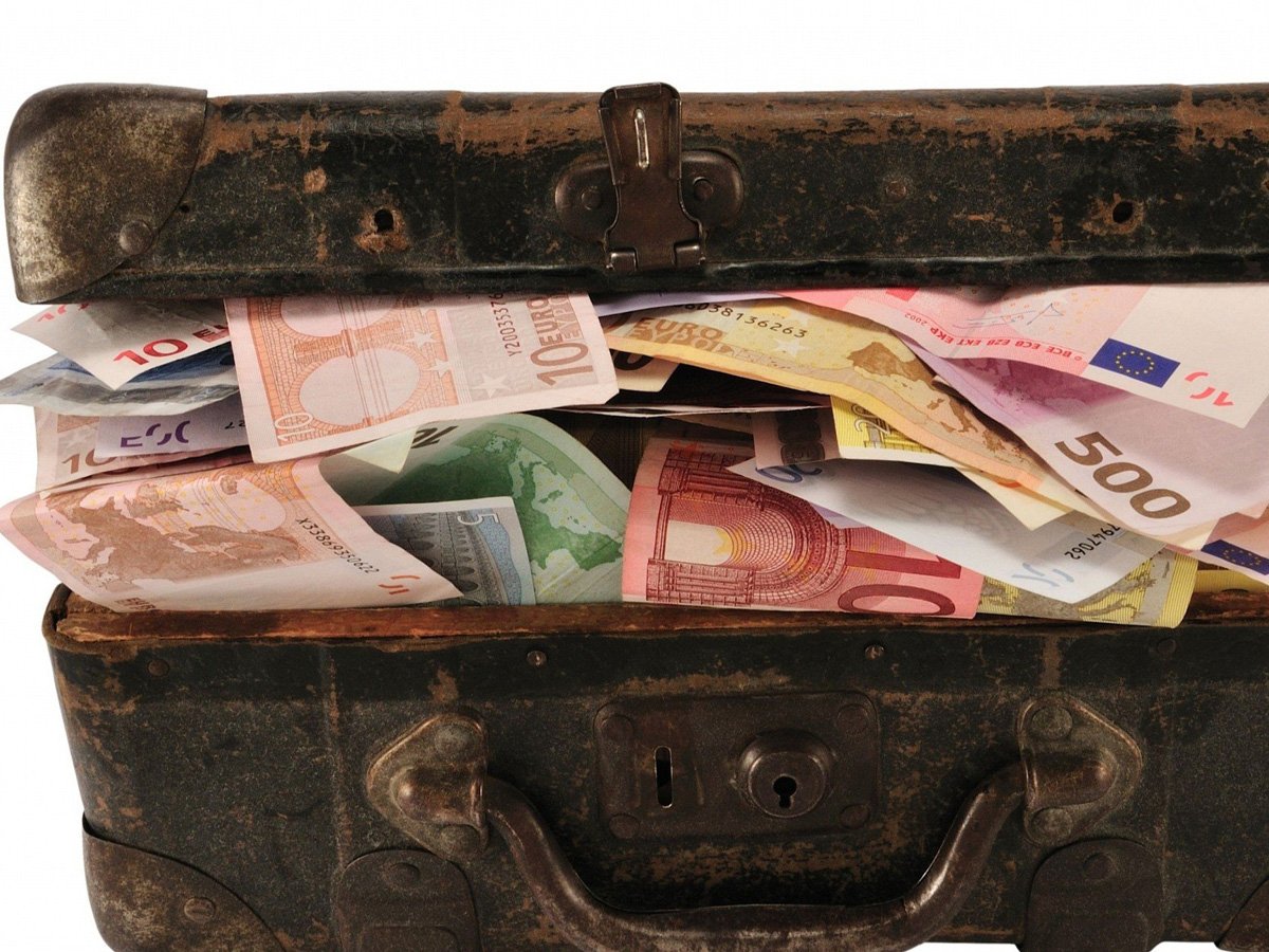 Военные Габона показали набитые валютой чемоданы в доме экс-президента страны (ВИДЕО)