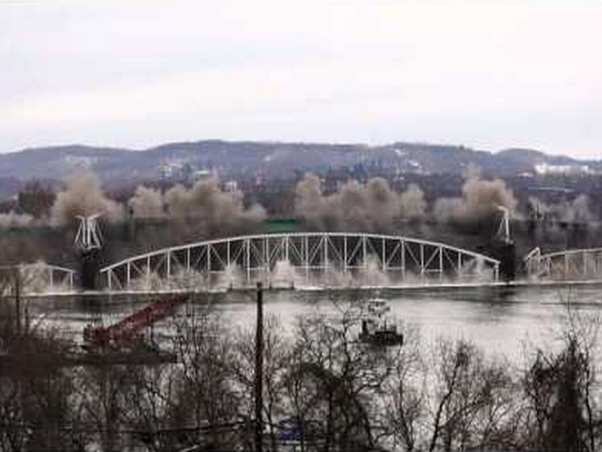 Вековой мост за минуту демонтировали с помощью взрыва