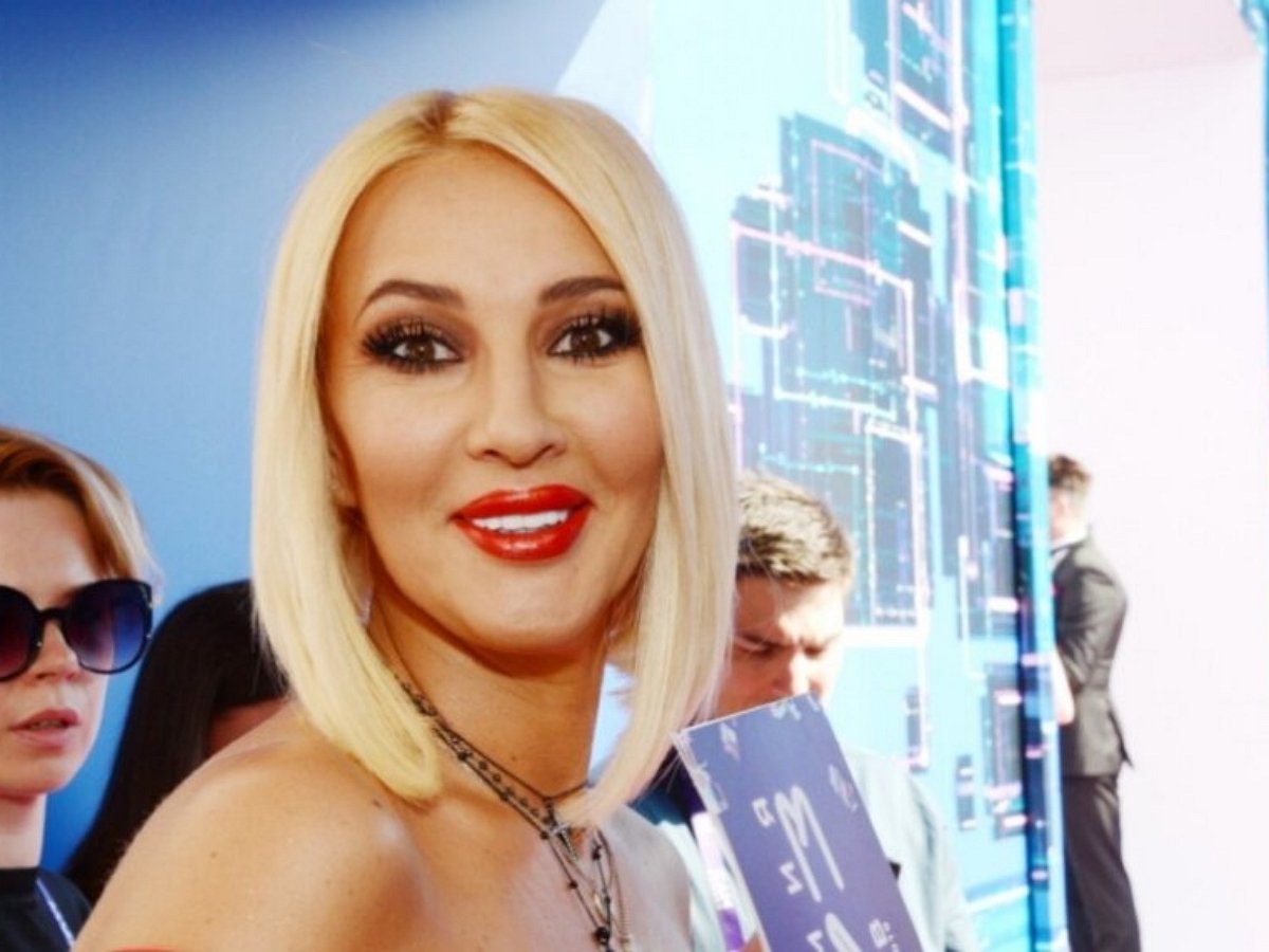 Лера Кудрявцева выложила на стол грудь в зеленом лифе