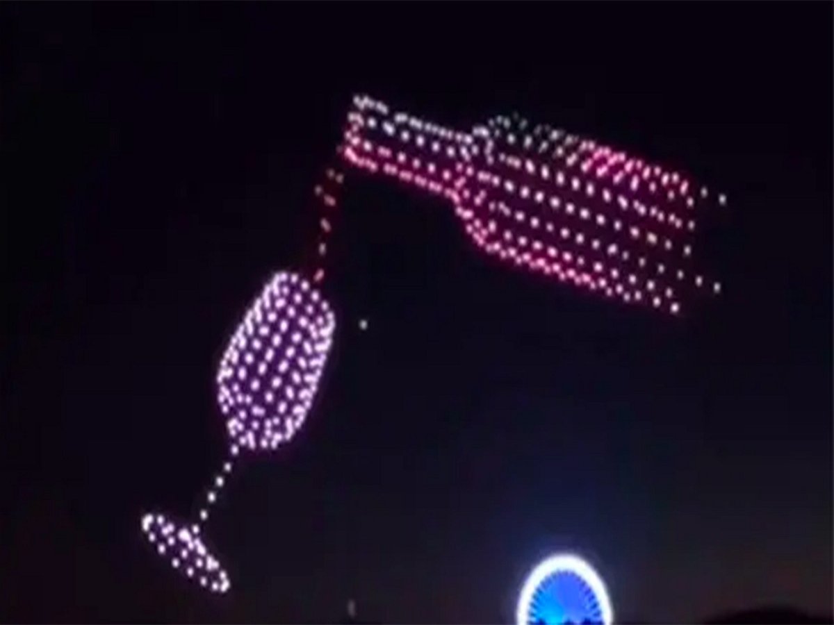 Сотни дронов «наполнили» бокал вином в небе Франции