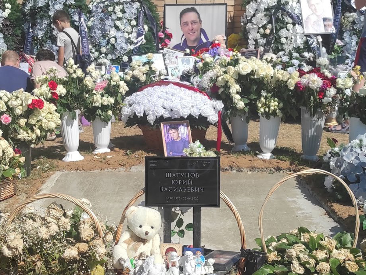 На Троекуровском кладбище открыли памятник Юрию Шатунову: вдова певца расплакалась перед камерами (ФОТО)