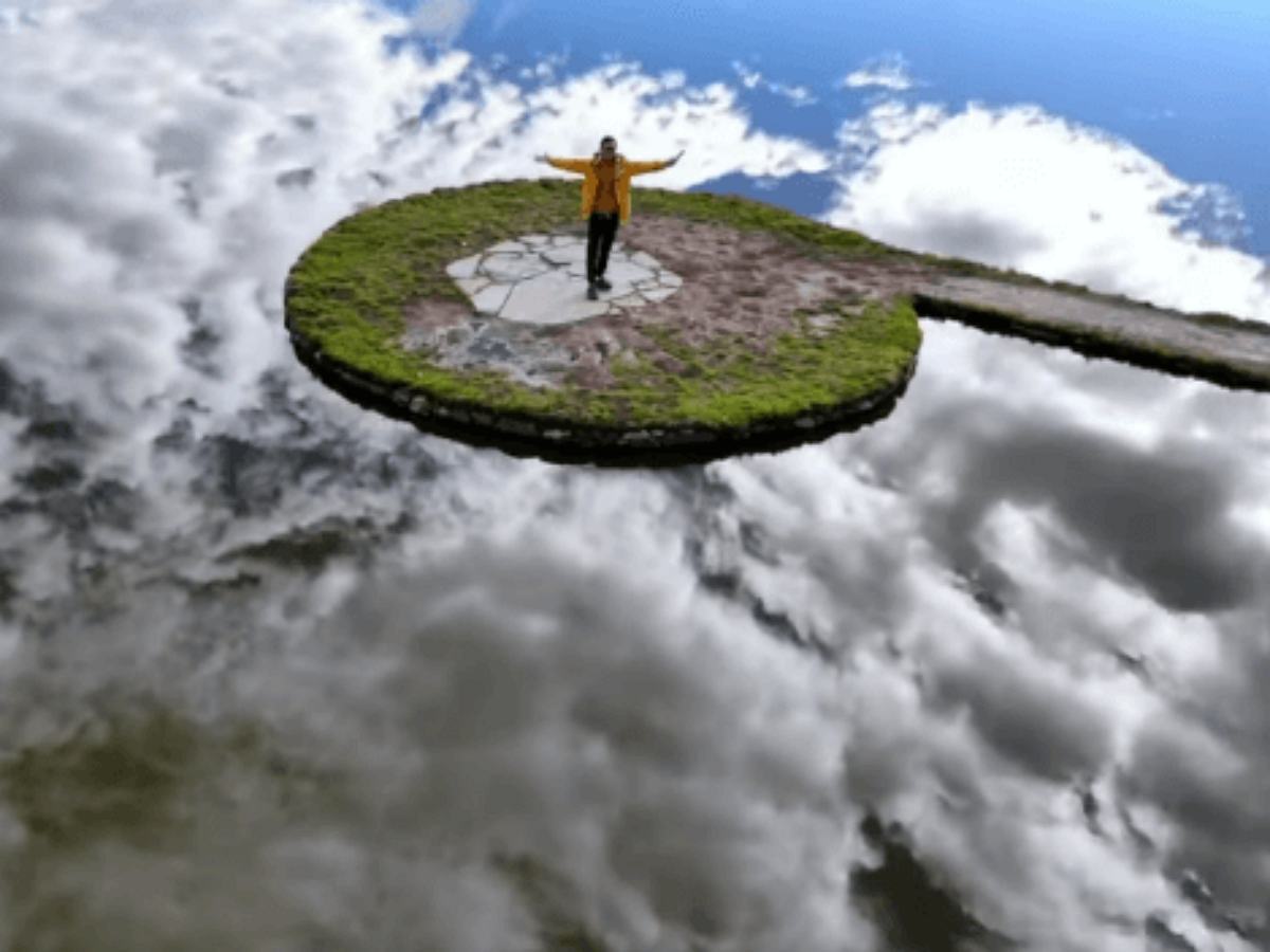 Удивительный оптический эффект отправил туриста в полет под облаками