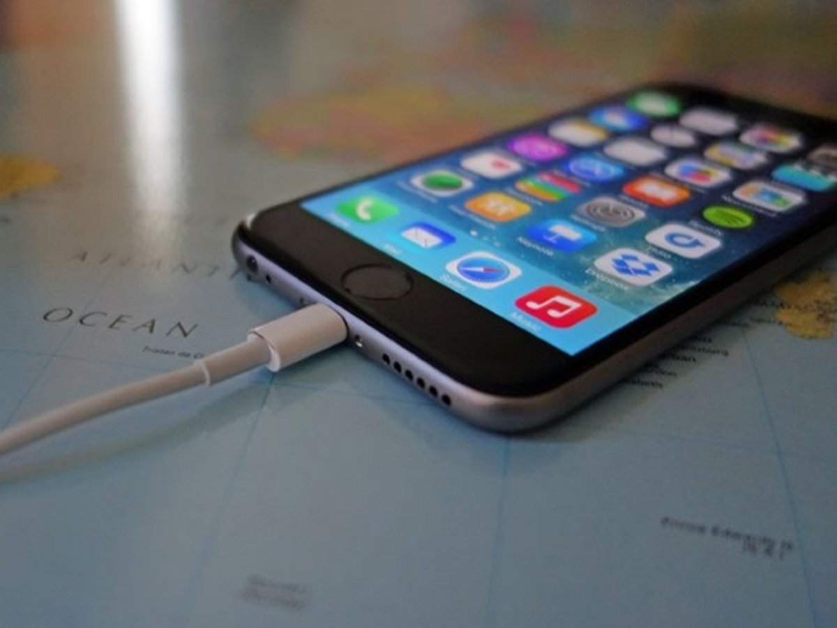 Как зарядить смартфон из любого положения