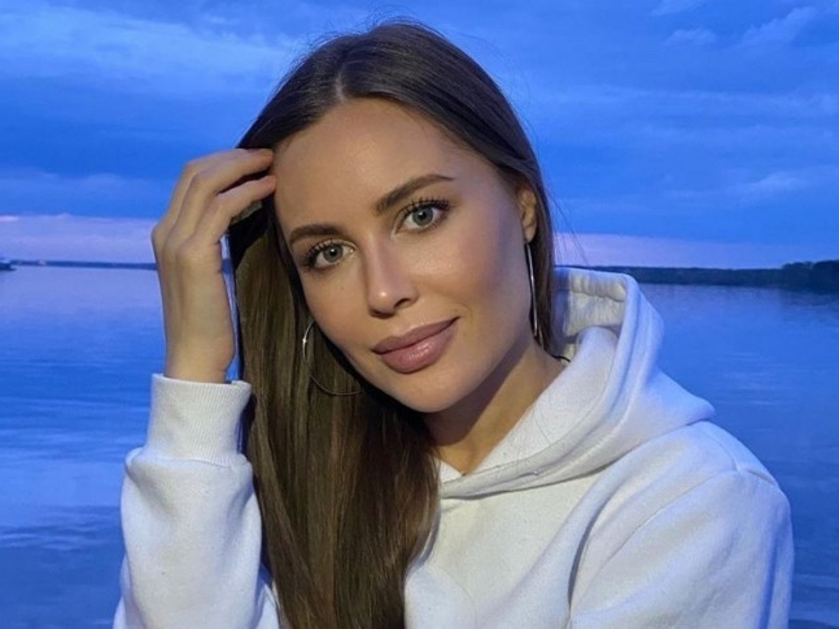 Юлия Михалкова выставила грудь без белья напоказ на фоне Байкала