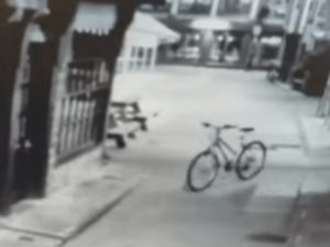 Велосипед прокатился по улице под управлением призрака