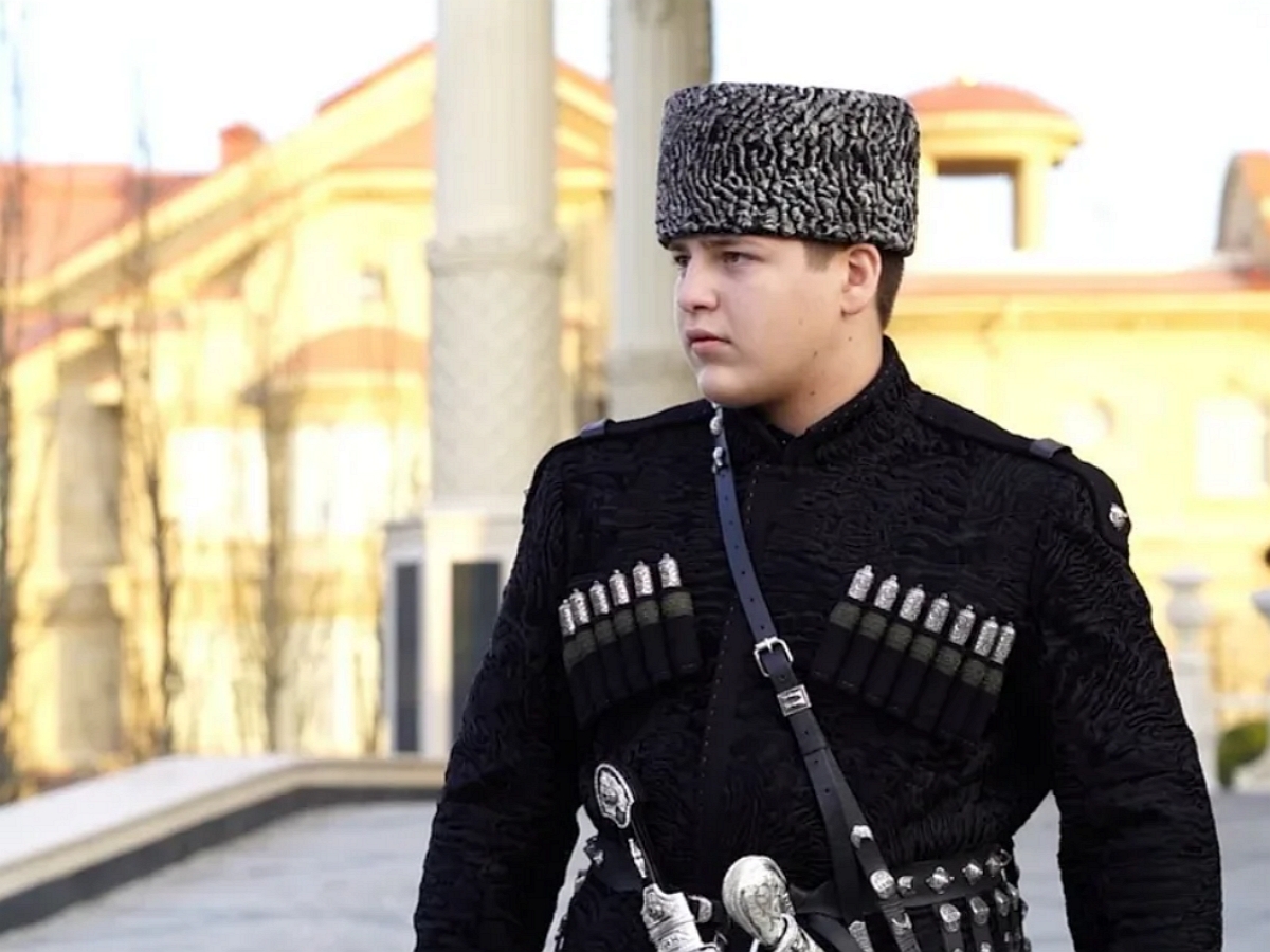 15-летний сын Кадырова впервые прокомментировал видео с избиением поджигателя Корана в СИЗО