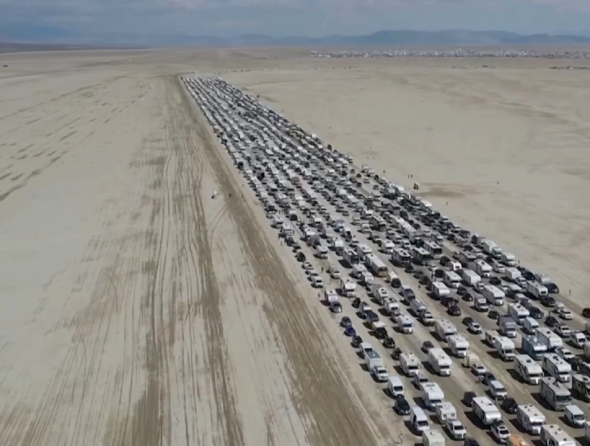 Грязь по колено и гигантская пробка: 70 тысяч человек застряли на фестивале Burning Man в США
