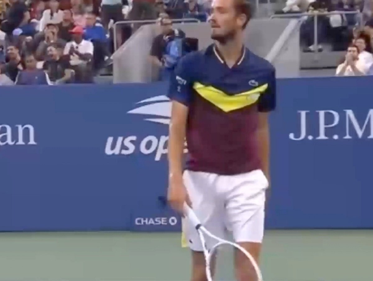 «Вы можете заткнуться?»: Даниил Медведев на турнире наорал на зрителей