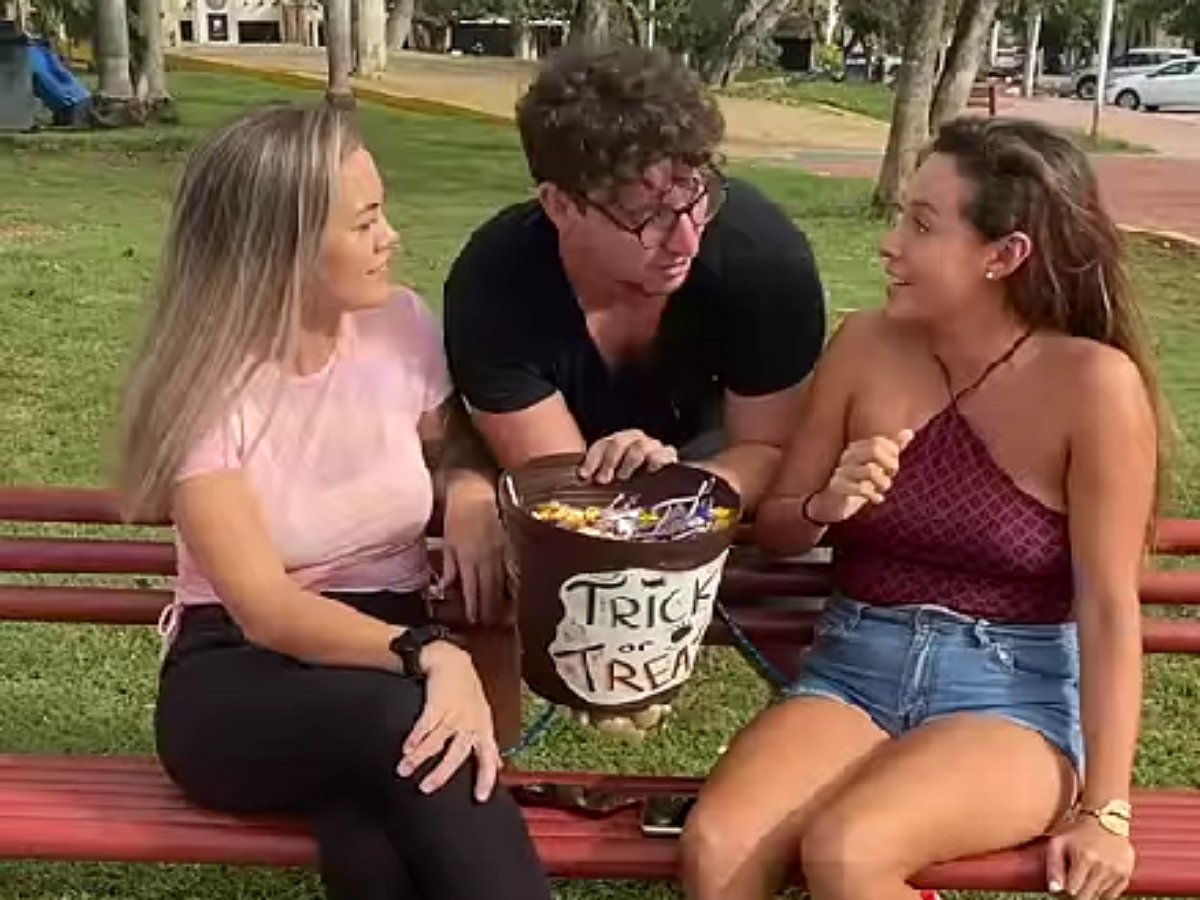 Пранкер жестоко разыграл девушек на улице