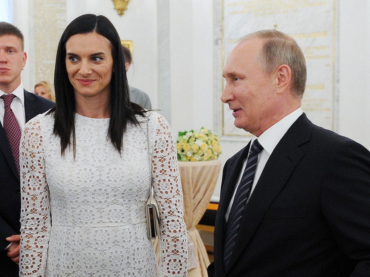 Журова призвала Исинбаеву назвать причины удаления ее фото с Путиным