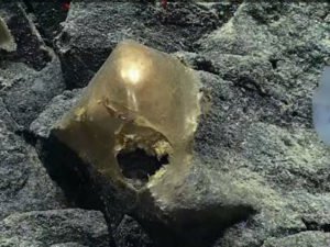 На океанском дне найден таинственный золотой шар