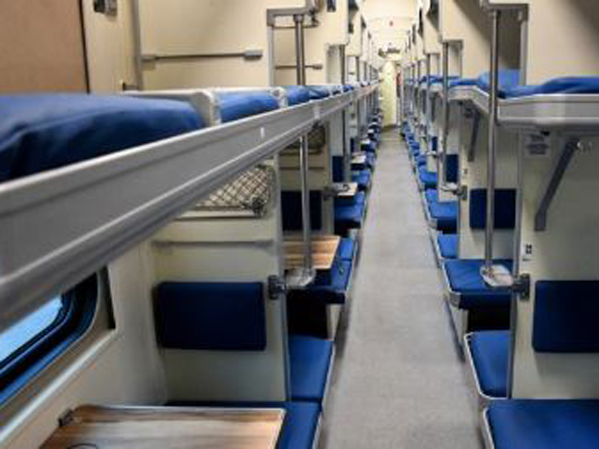 Пассажиров поезда с верхних полок не пустят за столики
