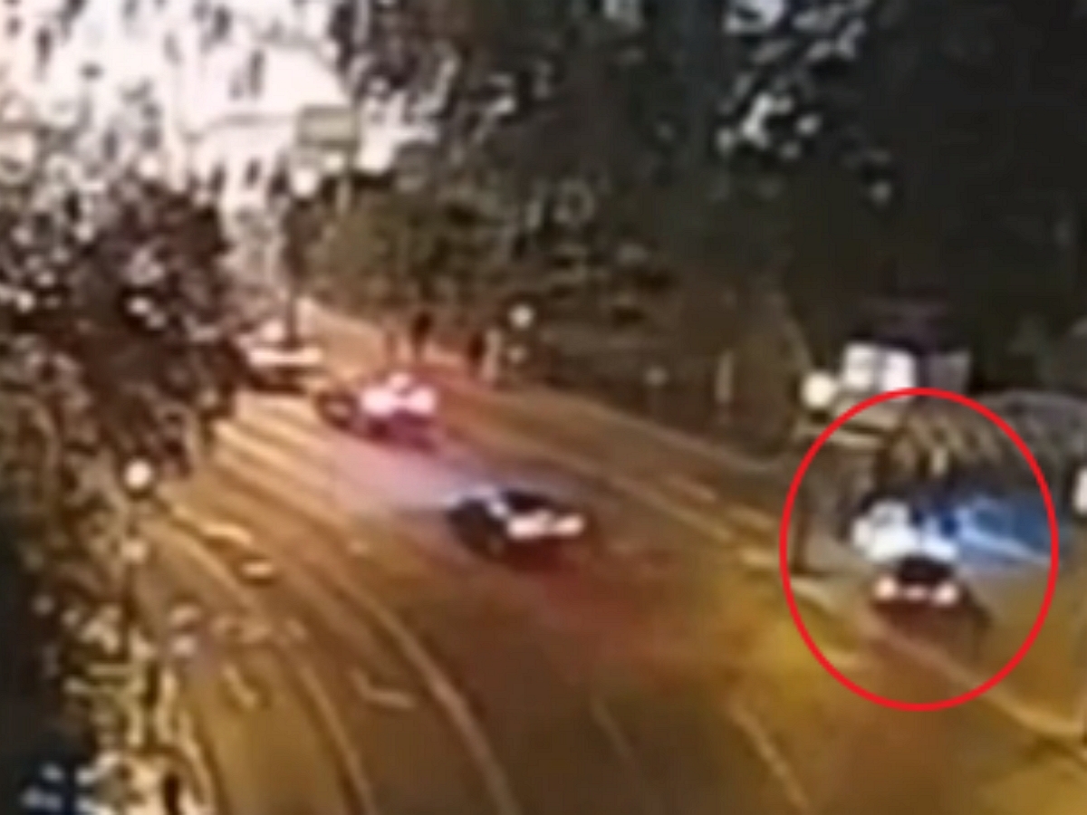 Mercedes сбил 6 человек у здания ТАСС в центре Москвы: момент ДТП попал на видео