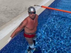 Роман Костомаров показал видео, как плавает в бассейне с протезами