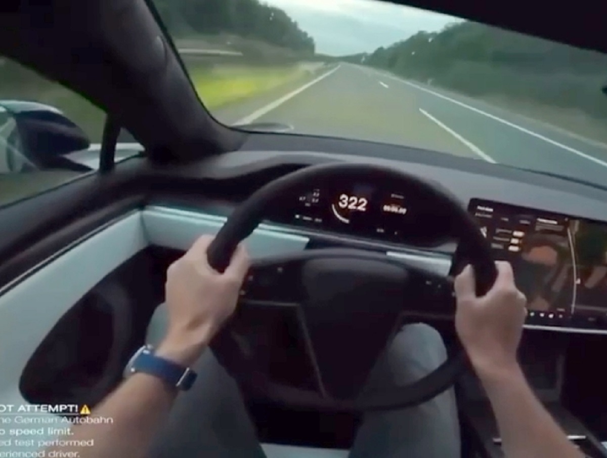 Водитель разогнал Tesla Model S Plaid до 328 км/ч: опубликовано видео
