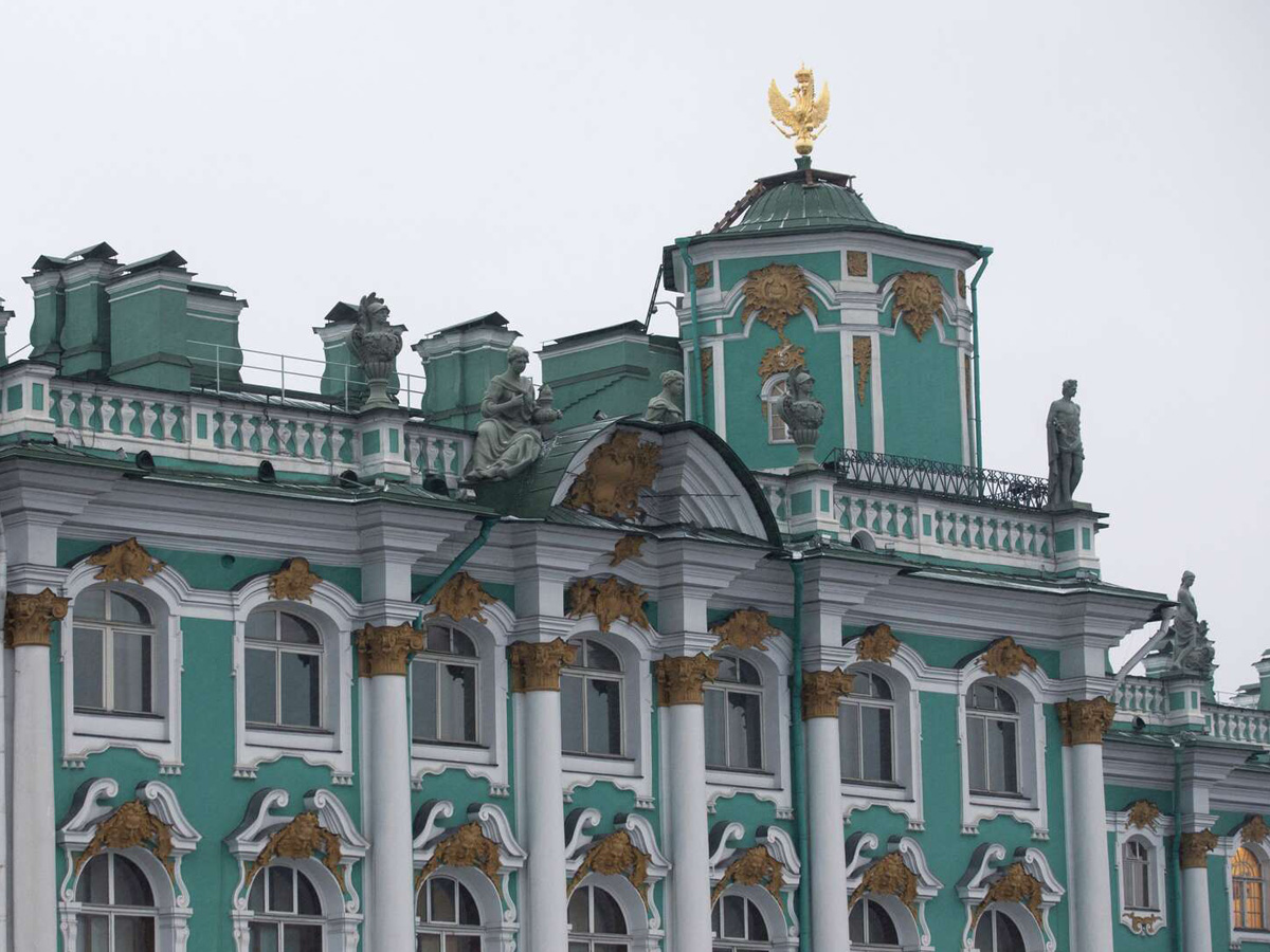 В стену Эрмитажа в Петербурге врезался дрон