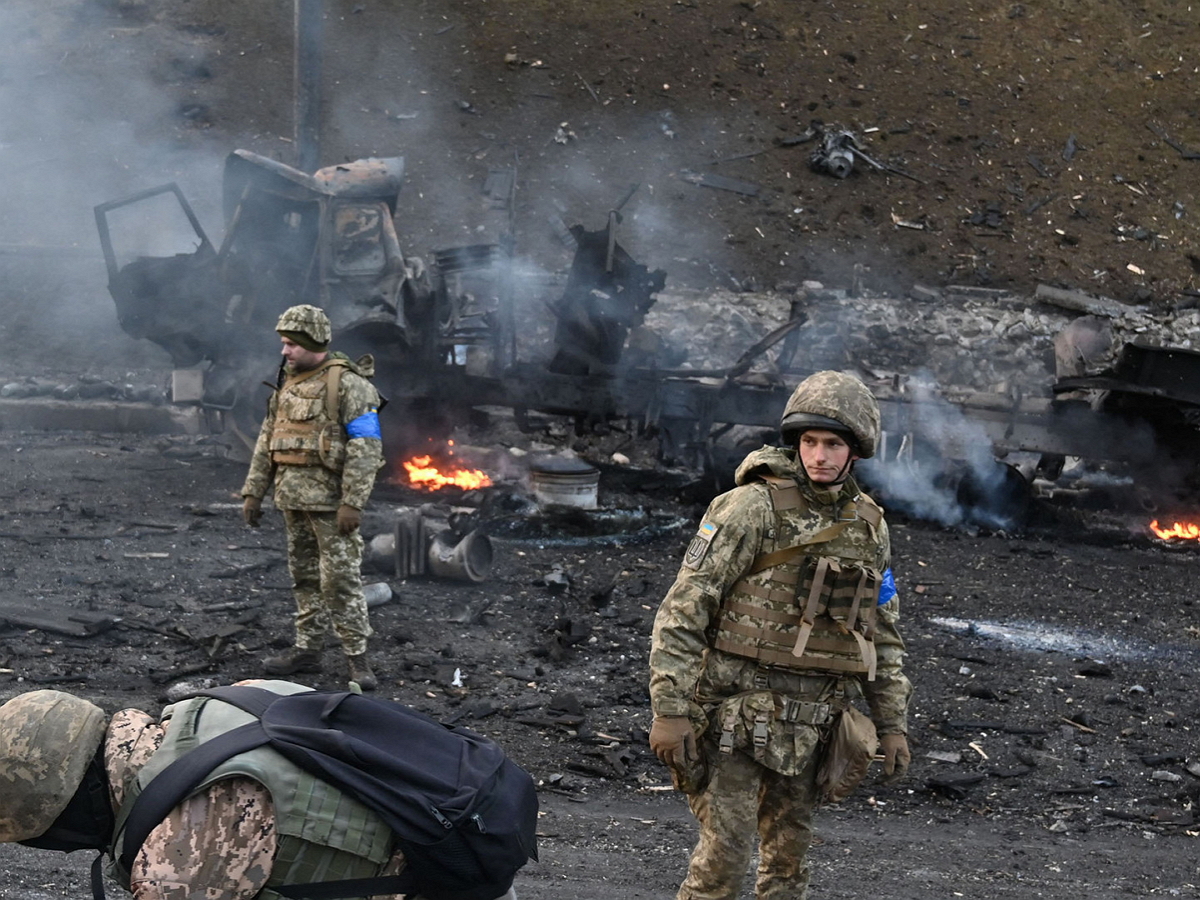 ВСУ атакует большим числом бронетехники в Новодонецком