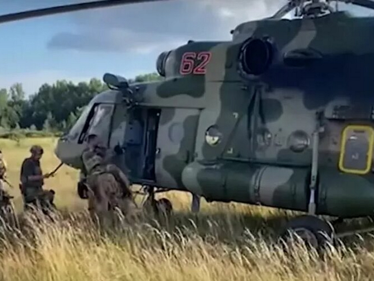 Зеленский и Буданов снялись на фоне угнанного российского Ми-8