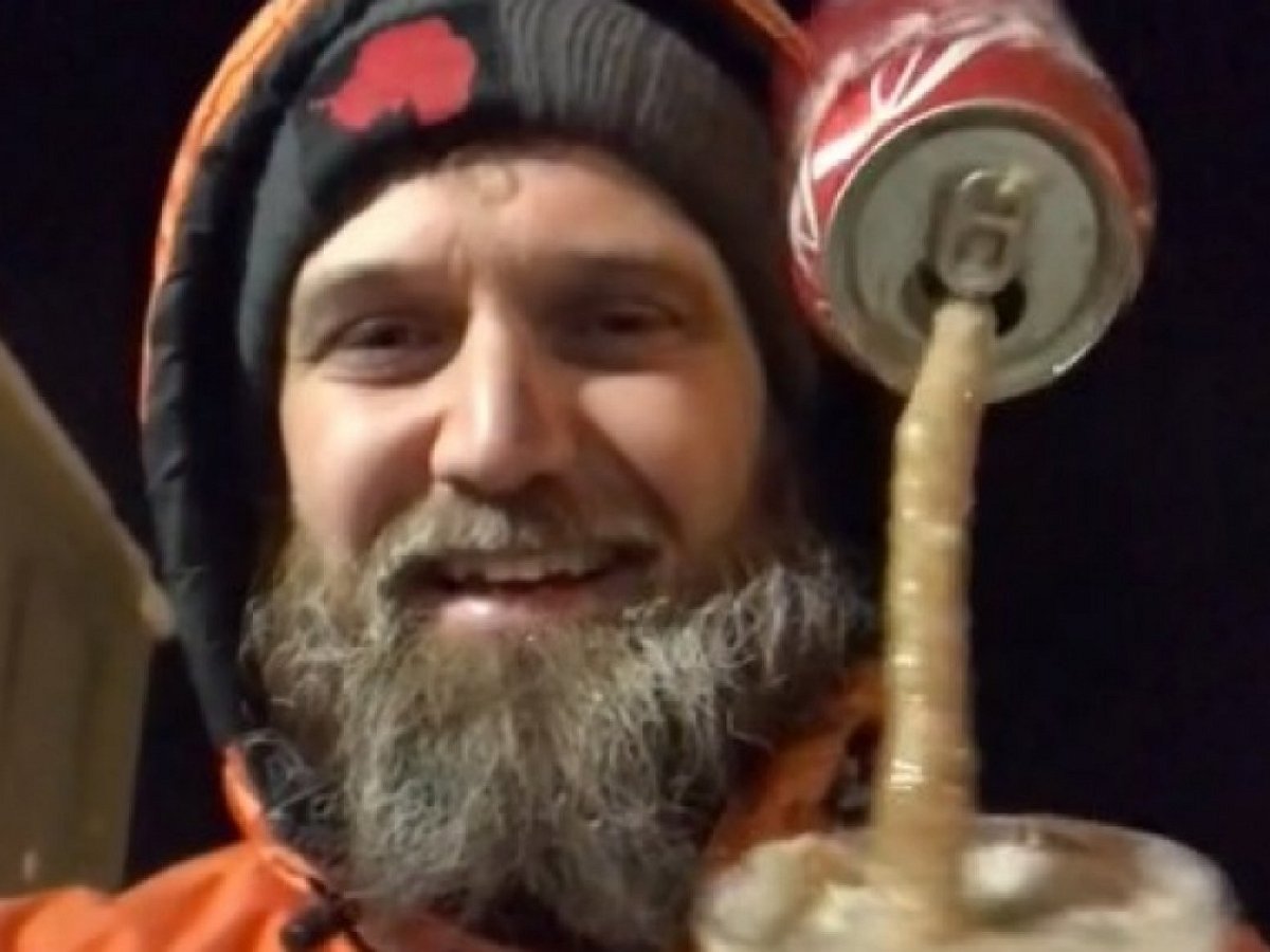 Полярник попытался налить стакан колы на морозе