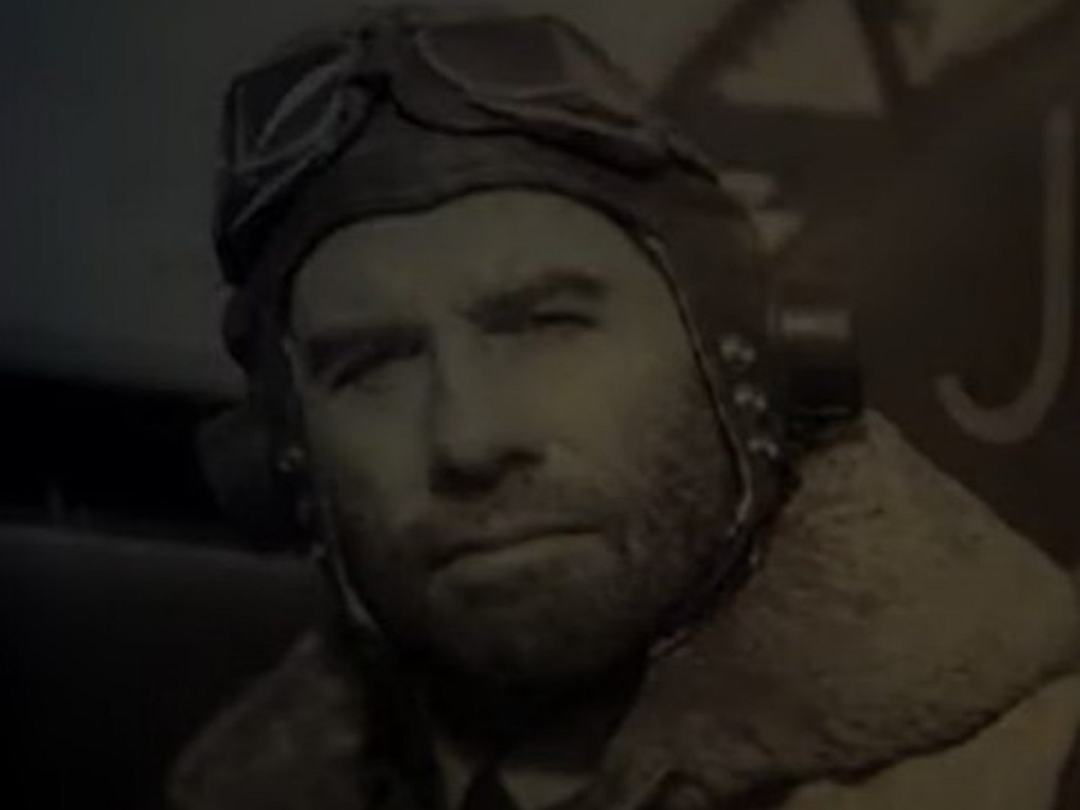 Джон Траволта снялся в роли загадочного пилота в экранизации «Поводыря» Форсайта