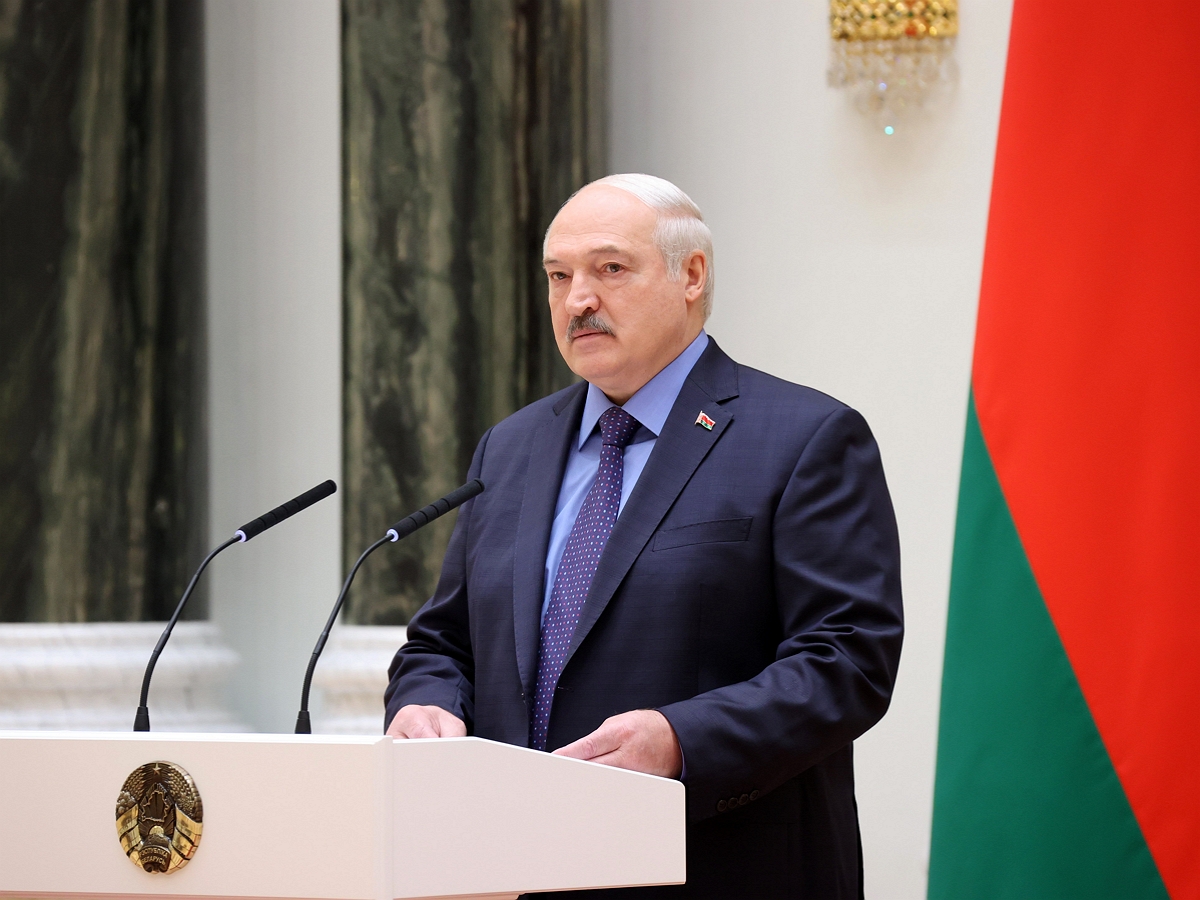 «Он поступает правильно»: Лукашенко неожиданно заступился за Зеленского