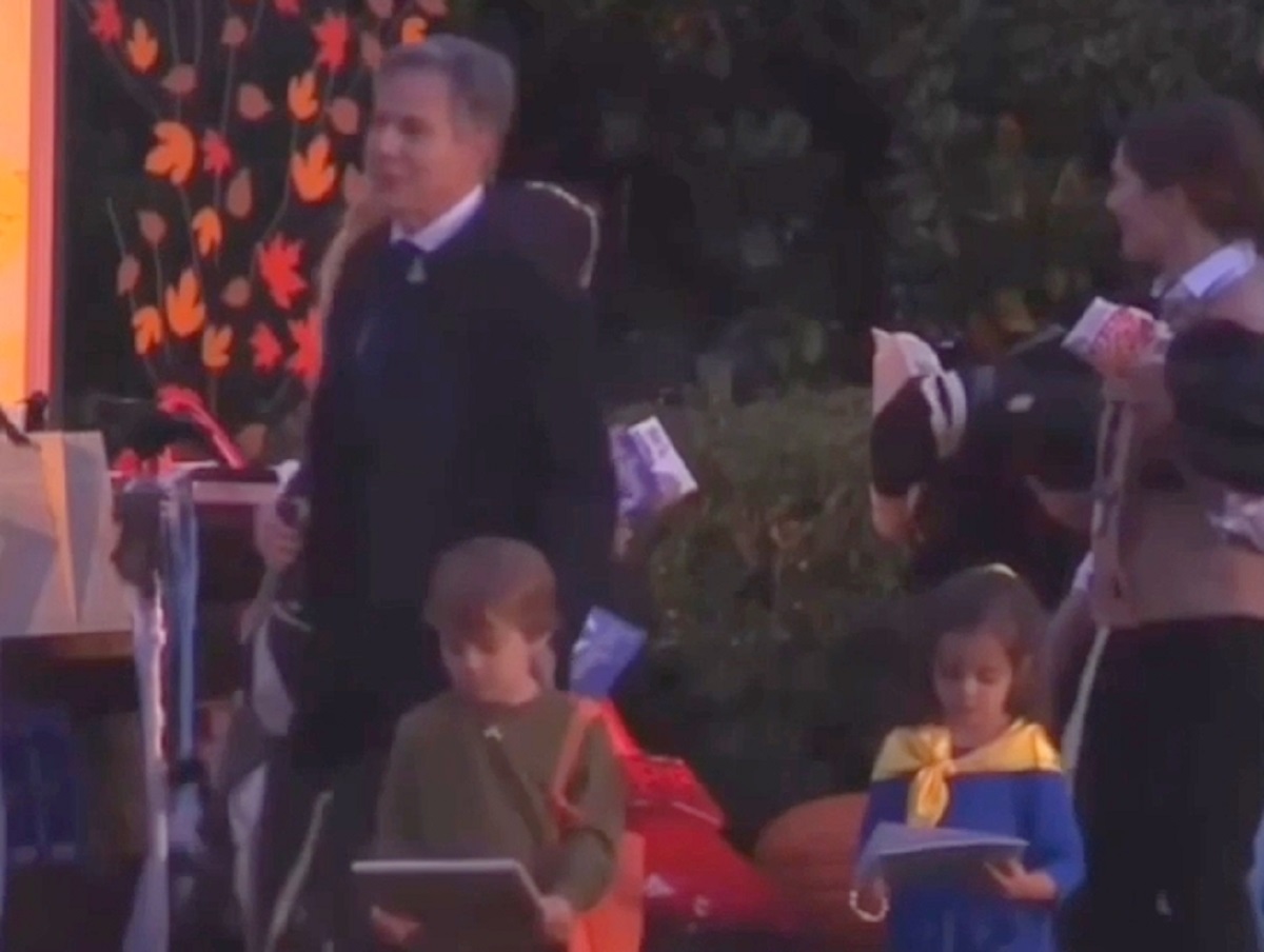 Госсекретарь США Блинкен нарядил детей в костюм Зеленского и флага Украины на Хэллоуин