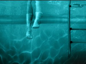 Вышел трейлер хоррора «Ночное плавание» про бассейн-убийцу