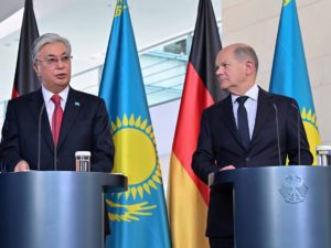 Казахстан предложил Германии заменить России в экспорте энергоресурсов
