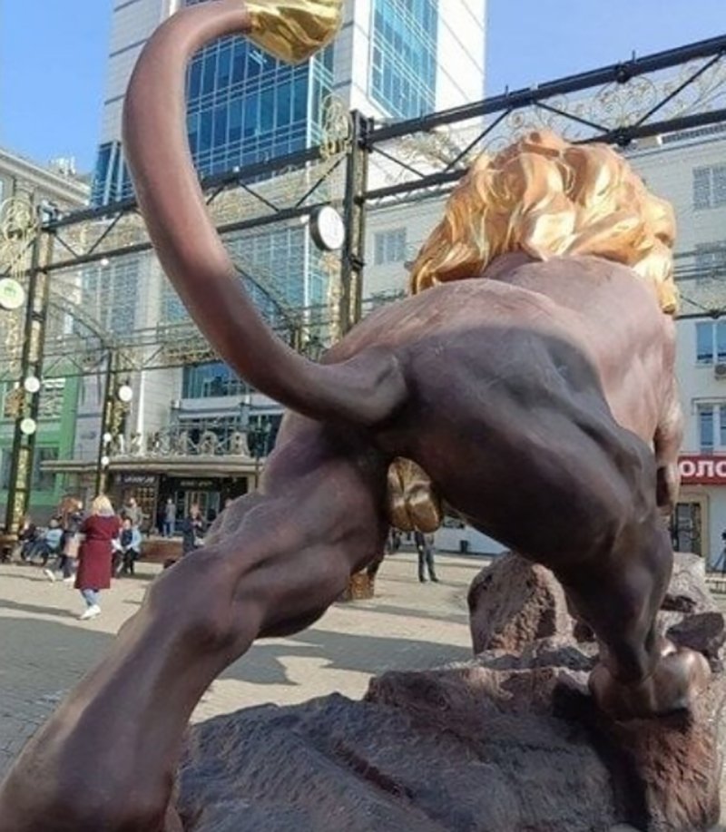 В Екатеринбурге требуют убрать скульптуру льва с золотыми яйцами (ФОТО)