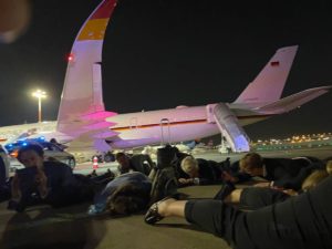 Делегация Шольца при воздушной тревоги в Тель-Авиве легла на землю, покинув самолет