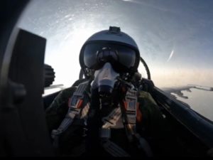 Воздушный бой российского Су-35С и украинского истребителя попал на видео