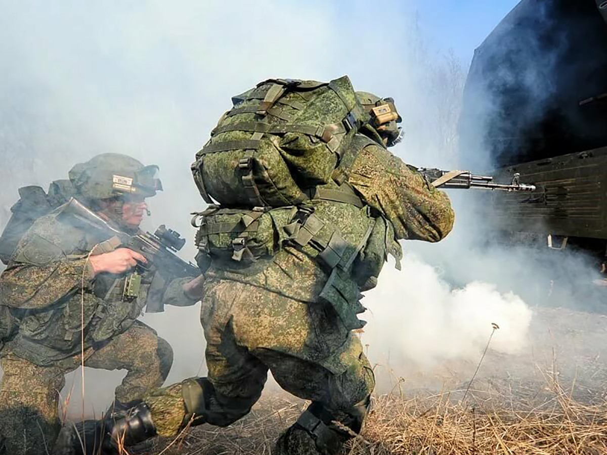 Вс рф атакуют. Российская армия в бою. Солдаты на учениях. Российские военные в бою.