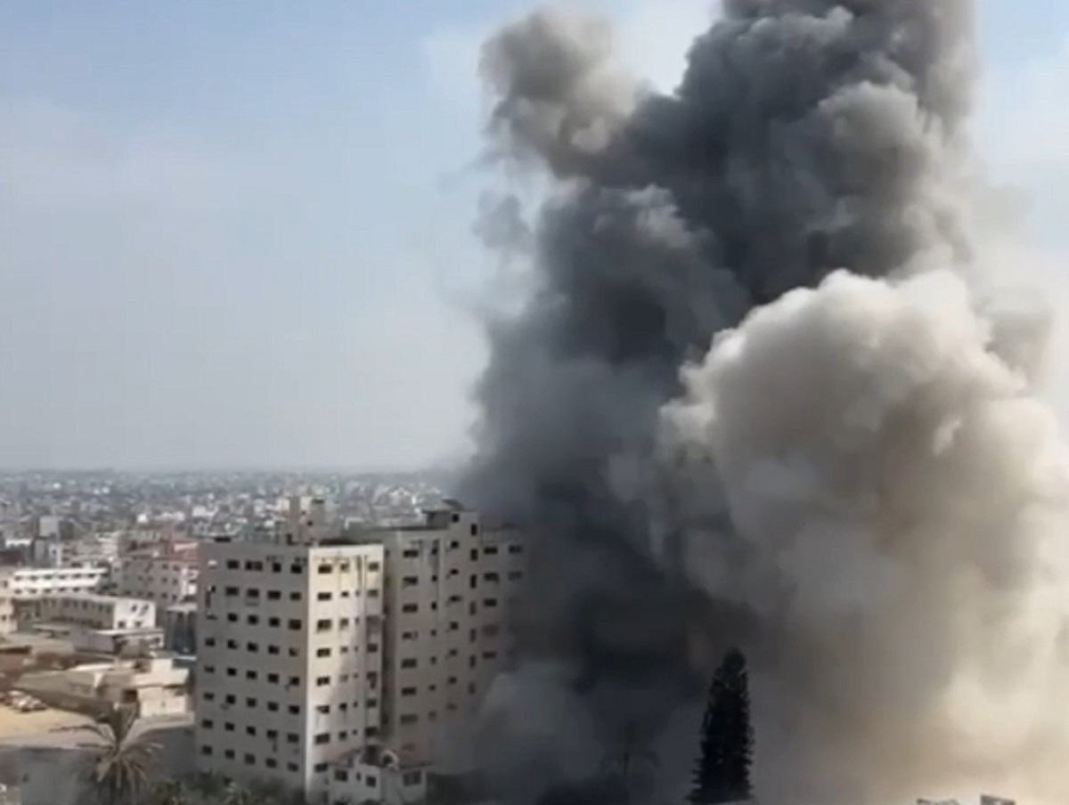 ЦАХАЛ разбомбил новую больницу Сектора Газа: последствия атаки попали на видео
