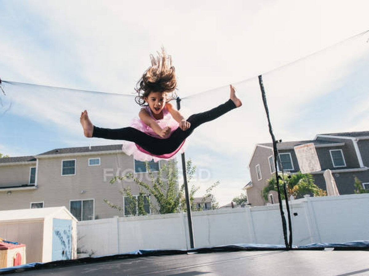 Удивительные трюки на батуте от юной девушки