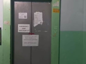 лифтовая компания в Нижнем Тагиле обвинила застрявшую мать в поломке устройства