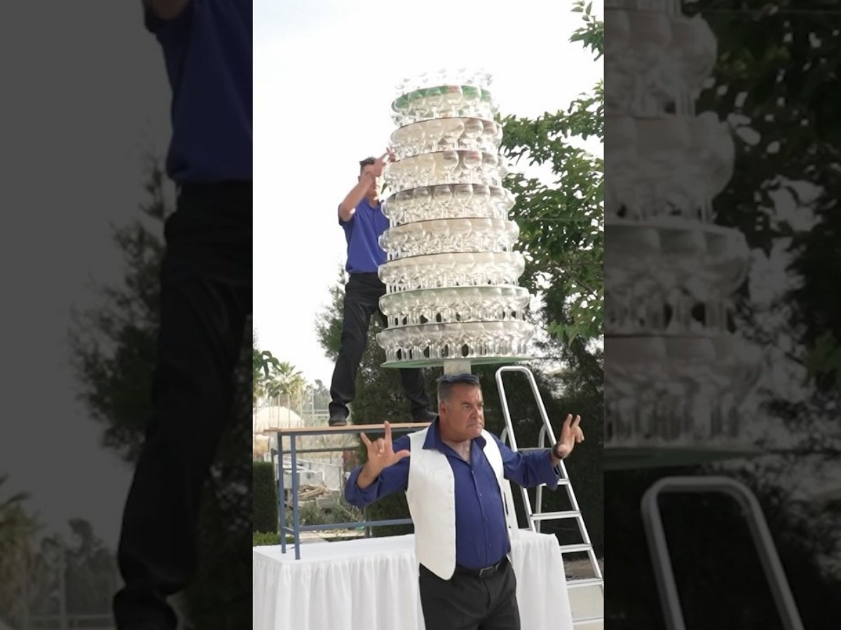 Мужчина станцевал, поставив на голову 319 наполненных бокалов