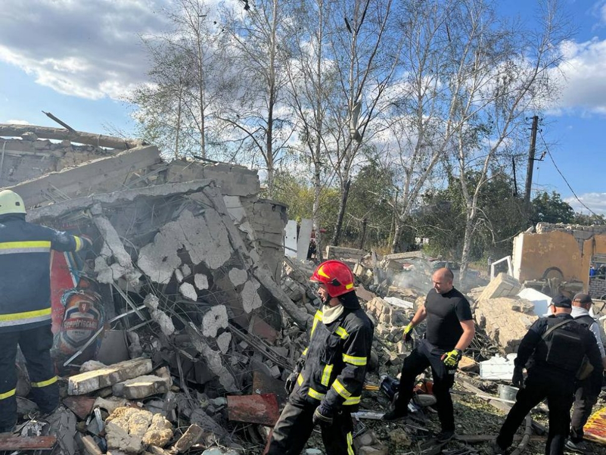 При обстреле села Гроза в Харьковской области погибли 50 человек: удар пришелся по кафе, где проходили поминки